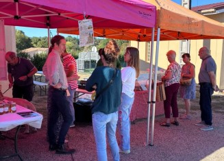 Marché des producteurs devant la salle des fêtes