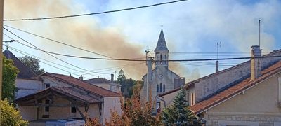 Fumée de l'incendie au-dessus du bourg